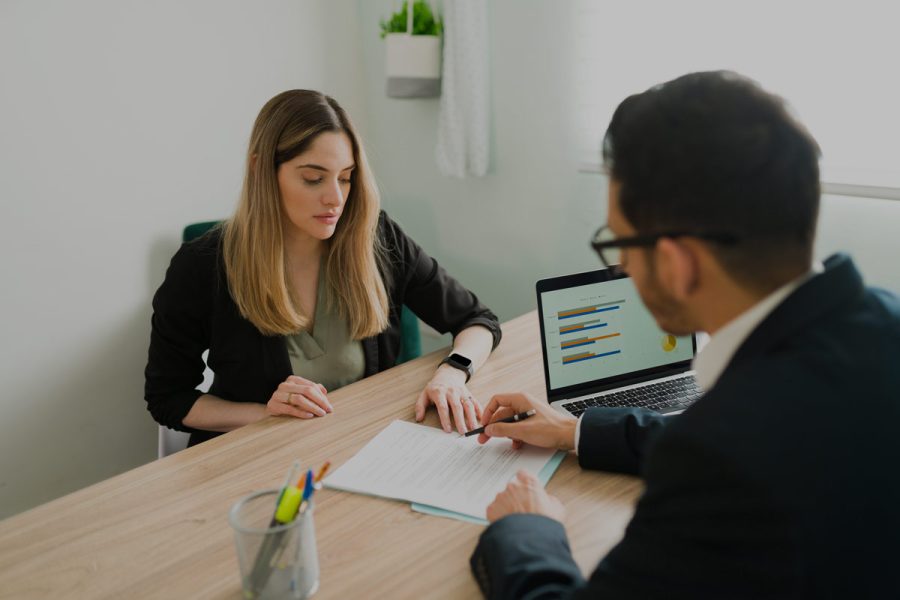 Un conseiller pôle emploi avec une jeune femme qui cherche une formation secrétaire comptable