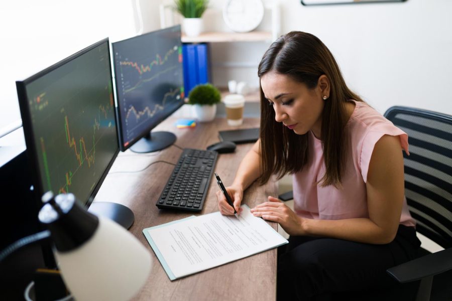 Femme en train de cherche une formation analyste financier en reconversion
