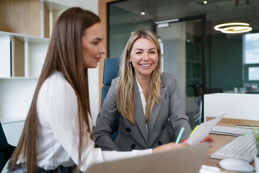 Femme souriante faisant une formation assistant RH gratuite