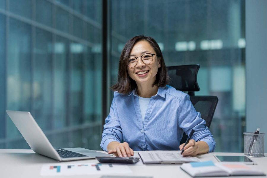 Personne en formation pour se reconvertir en gestionnaire comptable et fiscal.
