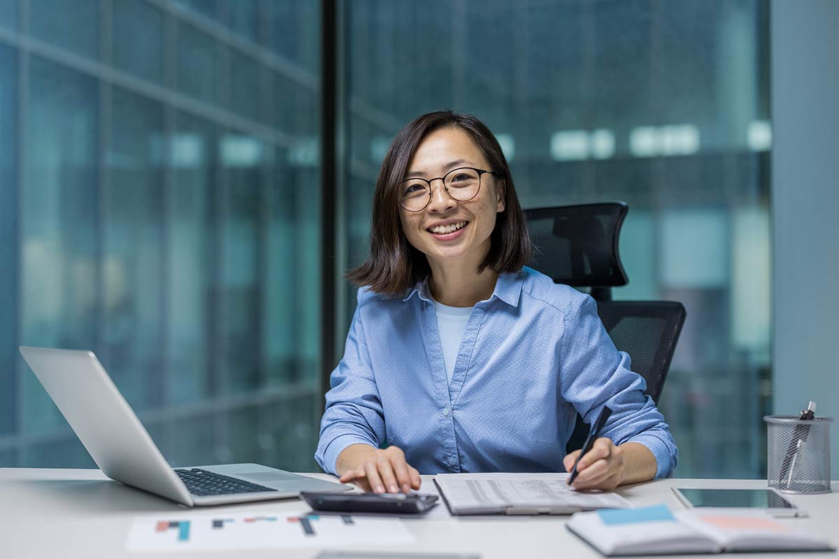 Personne en formation pour se reconvertir en gestionnaire comptable et fiscal.