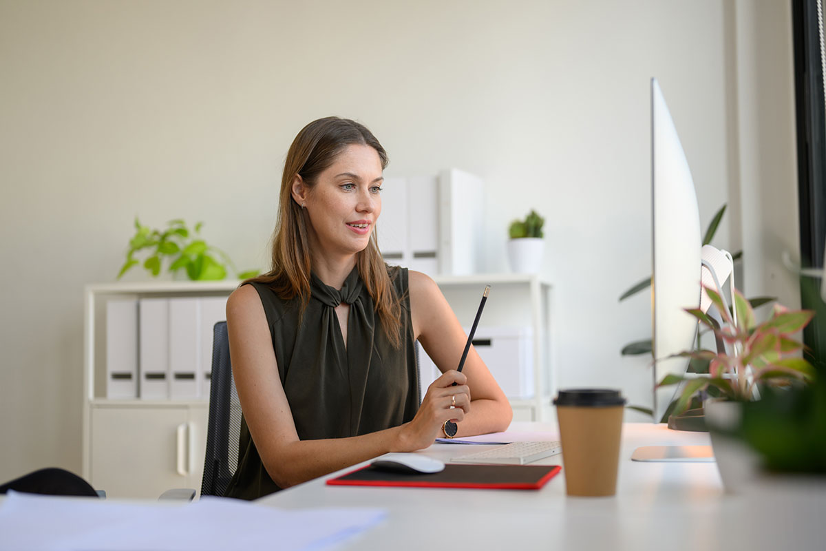 Jeune femme se demandant quel est le salaire d'un gestionnaire comptable et fiscal.