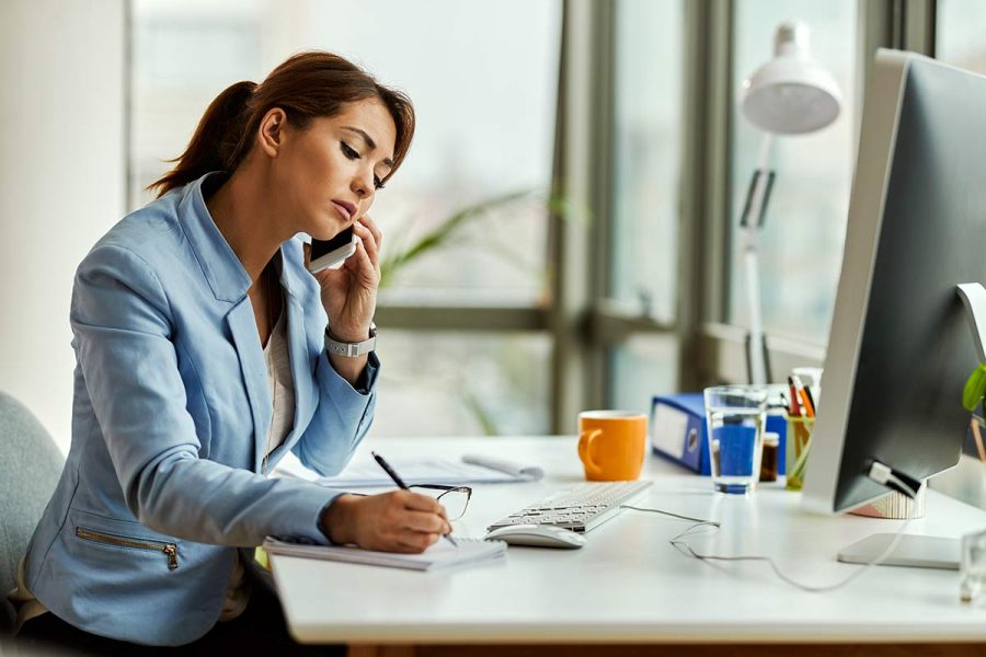 Jeune femme etant secrétaire comptable indépendante.