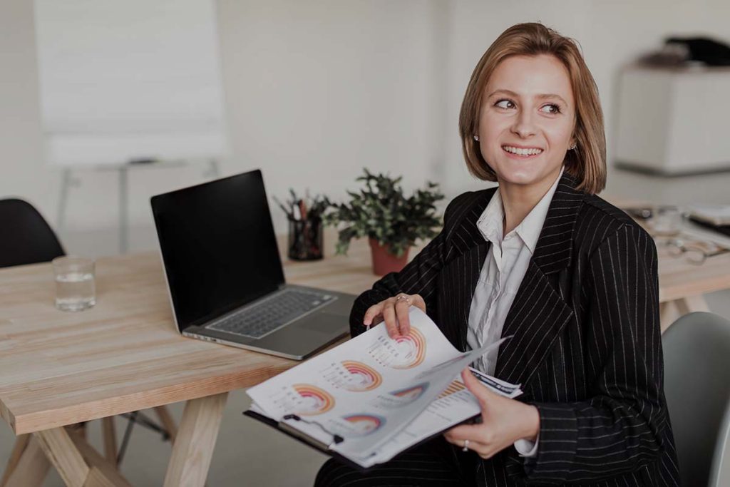 Femme en stage TP Comptable Assistant