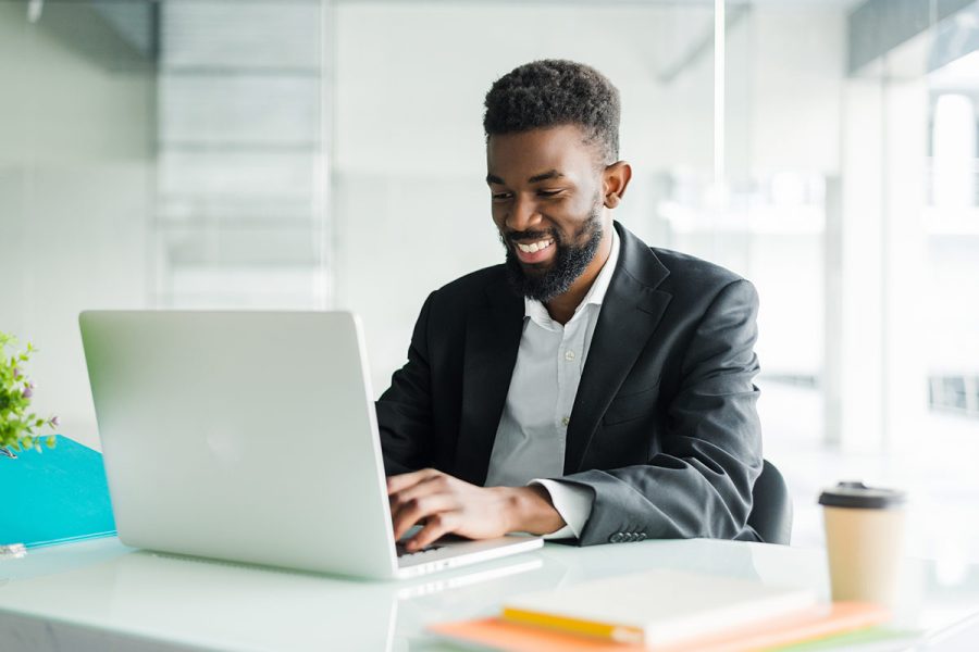 Jeune homme en formation TP secrétaire comptable RNCP.
