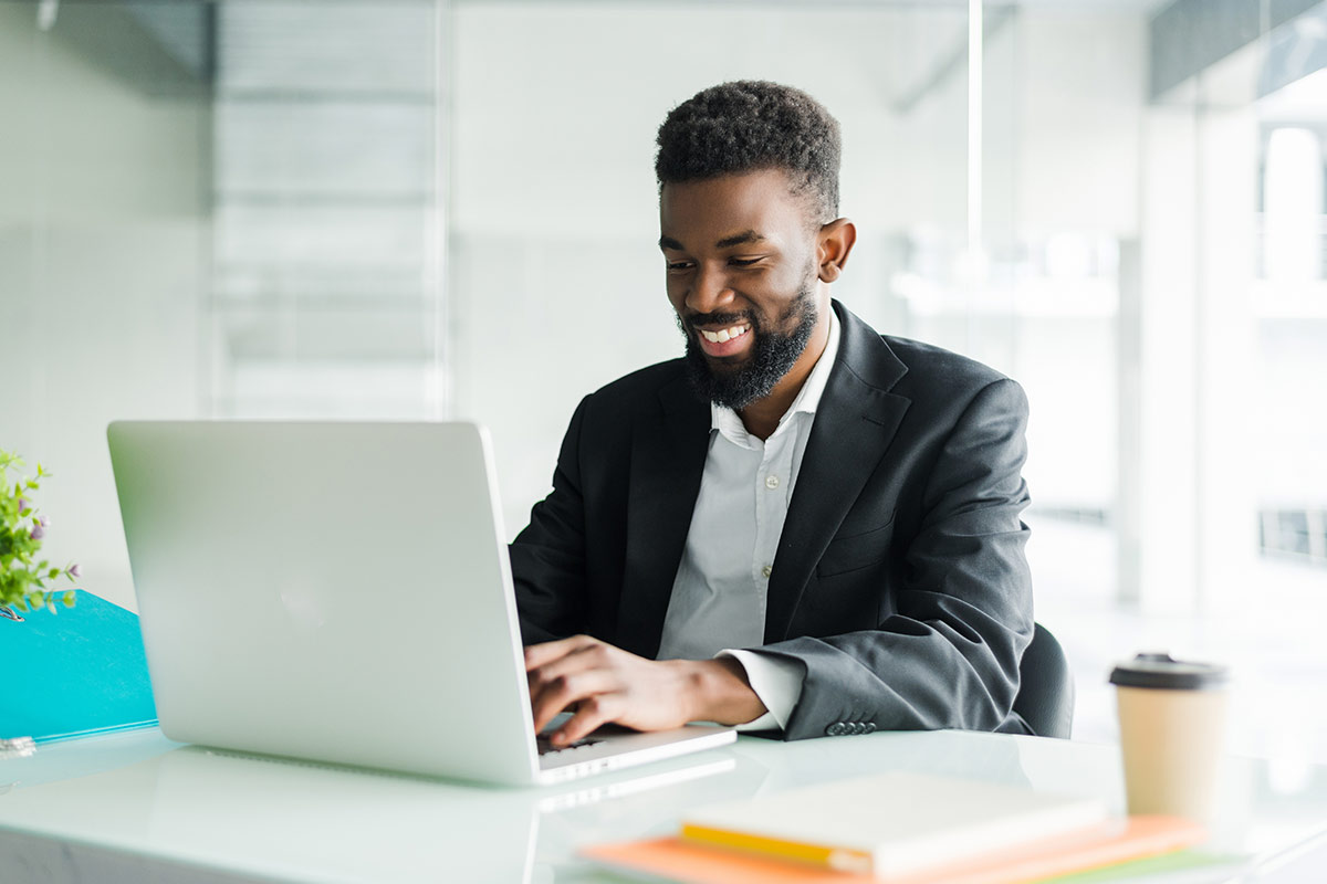 Jeune homme en formation TP secrétaire comptable RNCP.