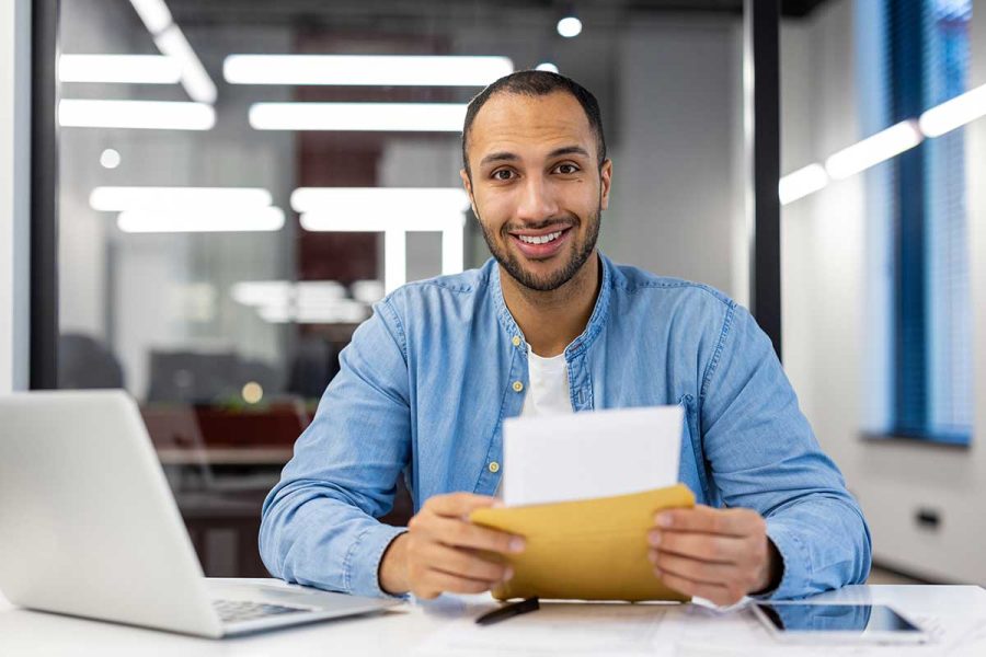 Jeune homme faisant sa lettre de motivation pour intégrer le bts comptabilité et gestion.