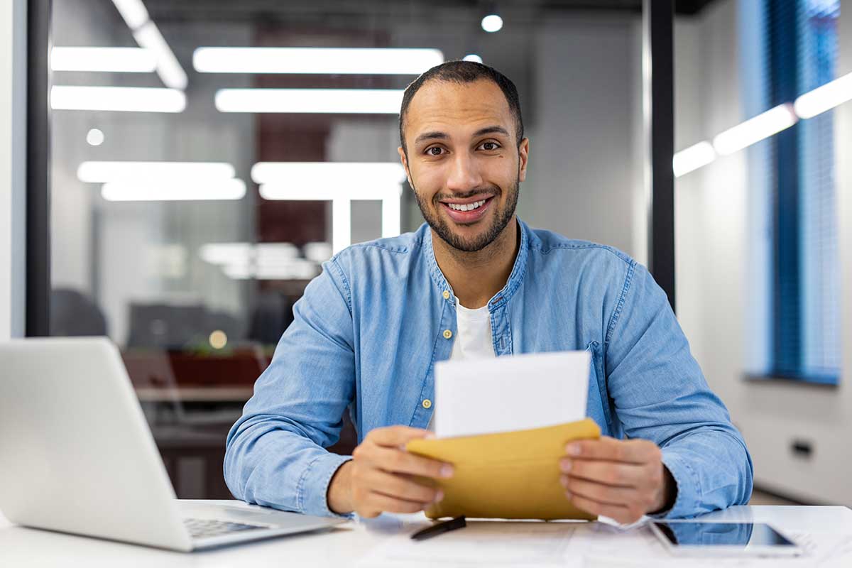 Jeune homme faisant sa lettre de motivation pour intégrer le bts comptabilité et gestion.