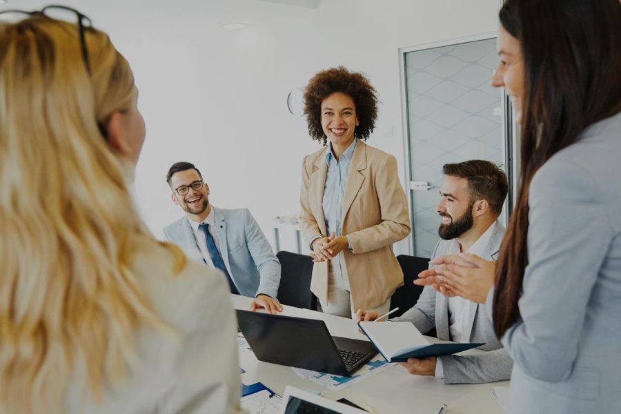 Femme en formation contrôleur de gestion fonction publique