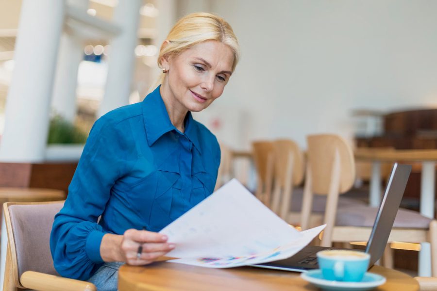 Femme en formation DCG adulte