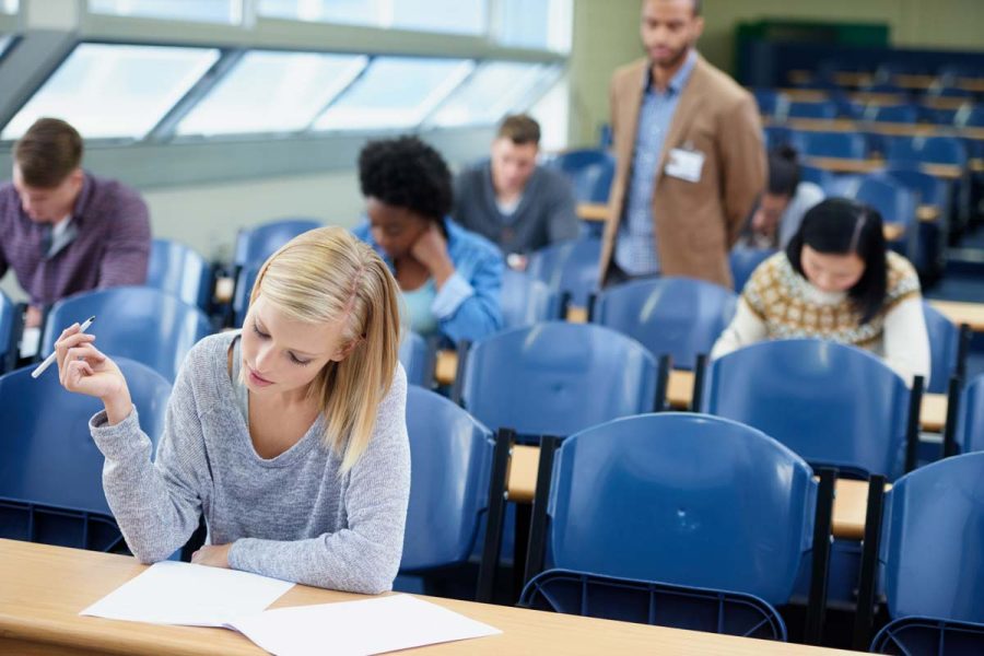 Étudiante en train de passer les épreuves du BTS CG pour obtenir son diplôme