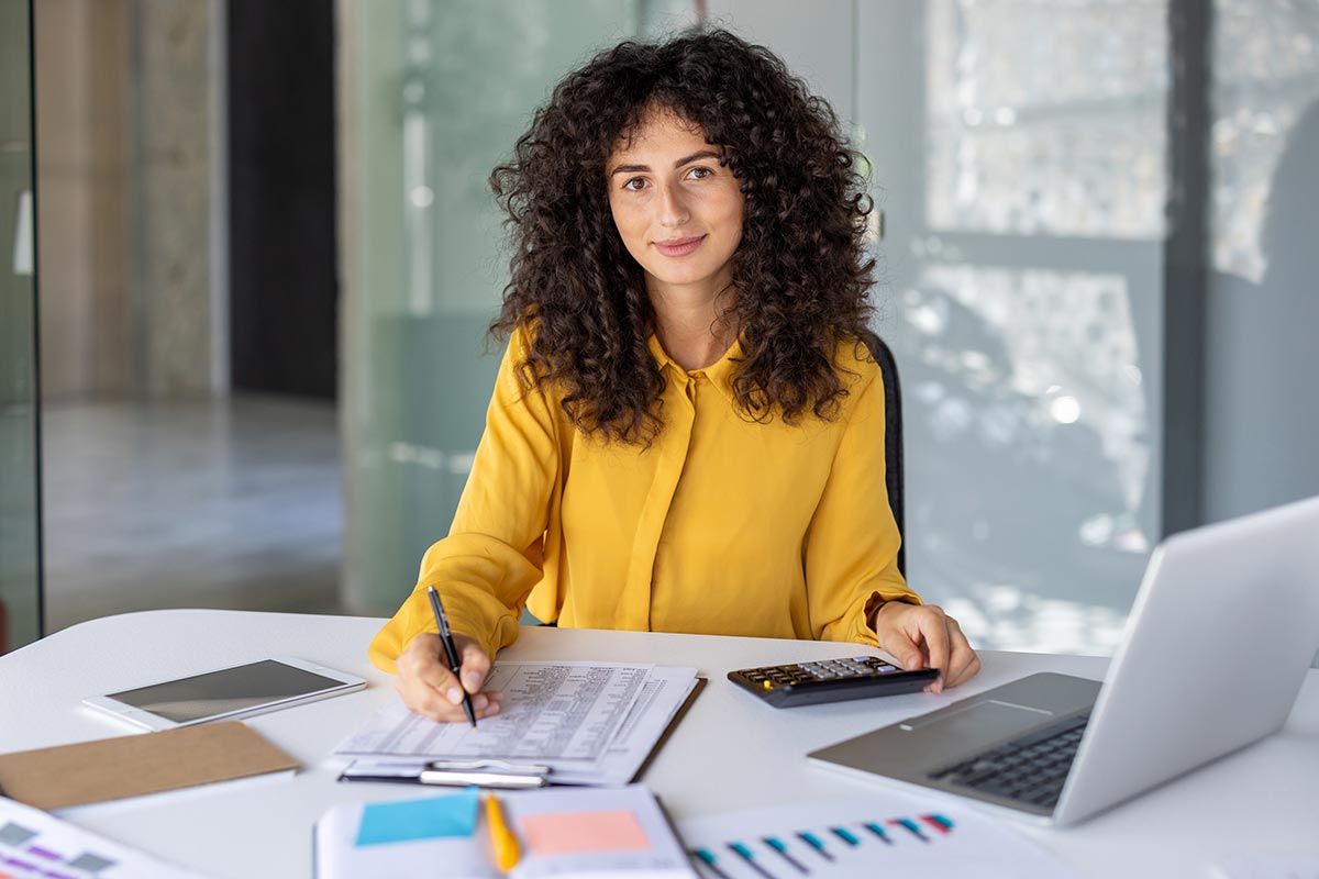Etudiante en stage lors de son TP Gestionnaire de paie.