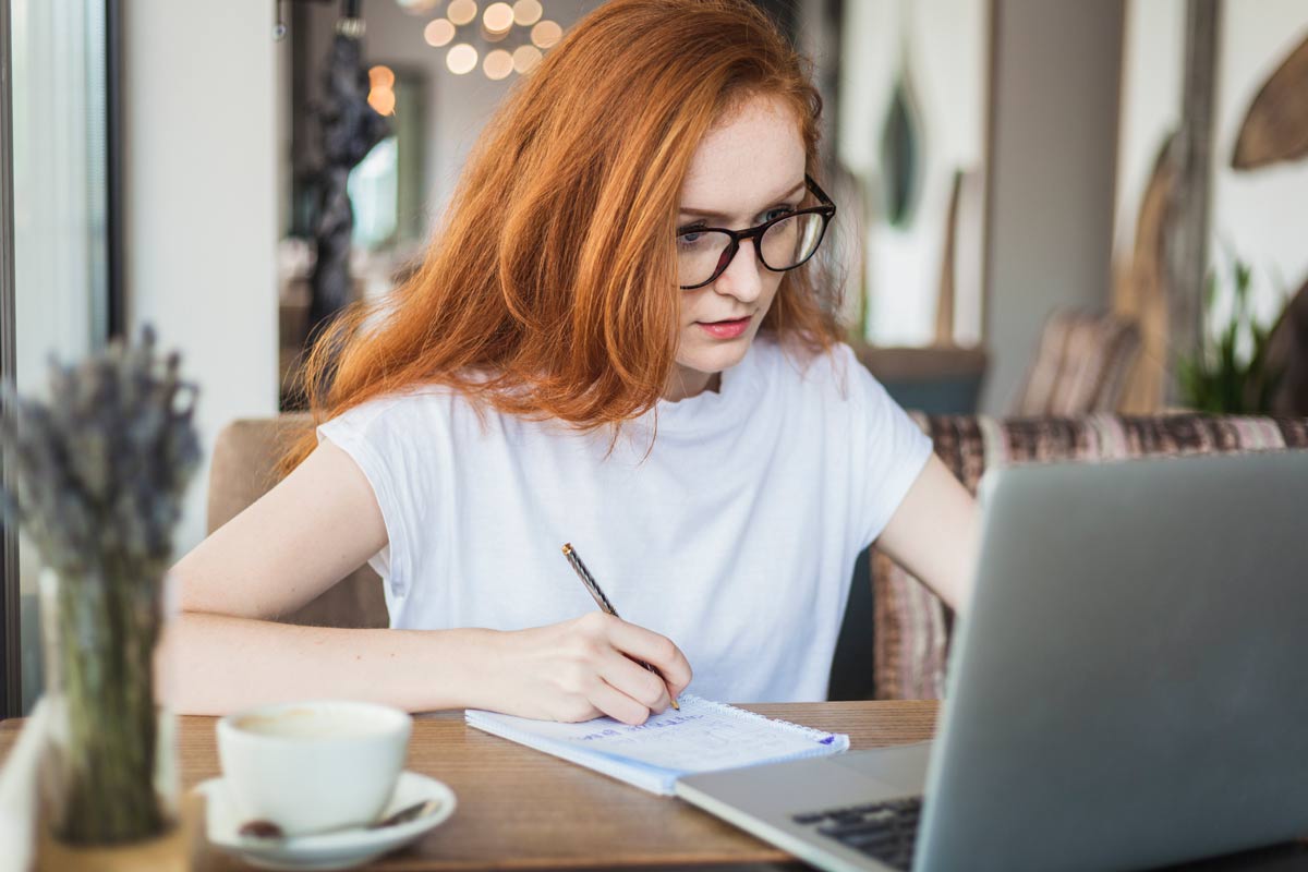 Étudiante en TP CA en train de s'inscrire à l'examen