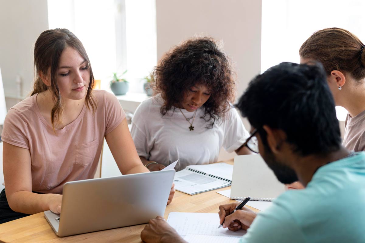 Étudiants en DCG en train de se renseigner sur le nouveau programme de la formation à cause de la réforme dcg 2026