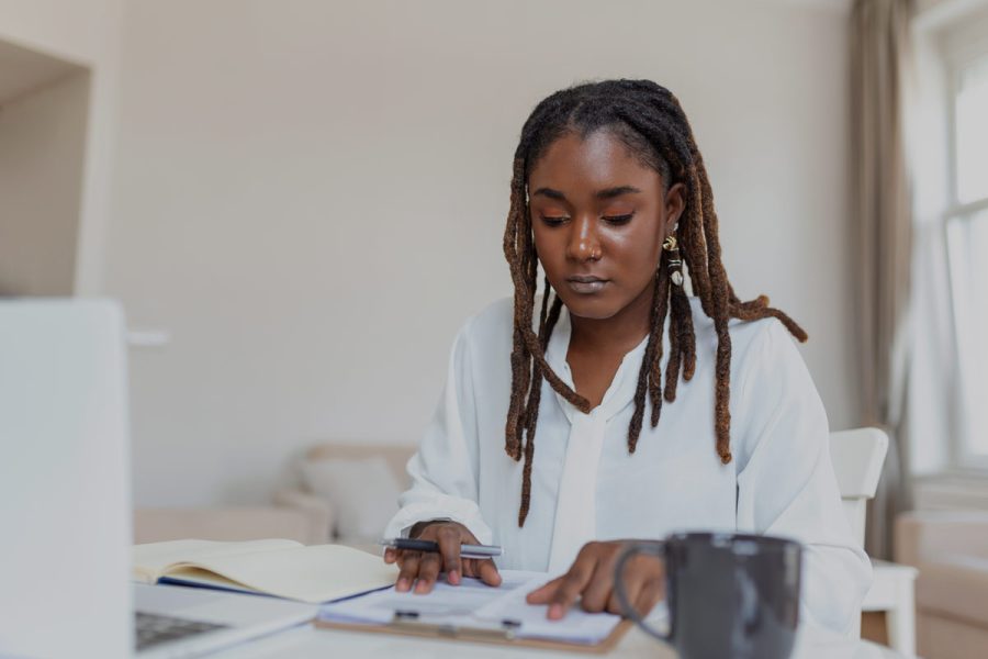 Femme en train de chercher une formation bts cg reconnue rncp