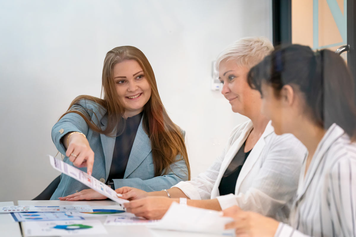 Femmes qui passent une formation fiscaliste gratuite