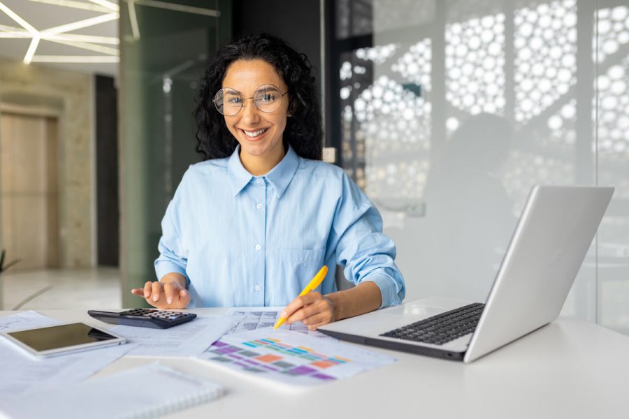 Femme qui regarde le prix d'une formation gestionnaire de paie