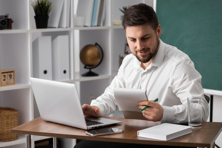 Étudiant à l'ENCG gestionnaire de paie en alternance en formation en ligne