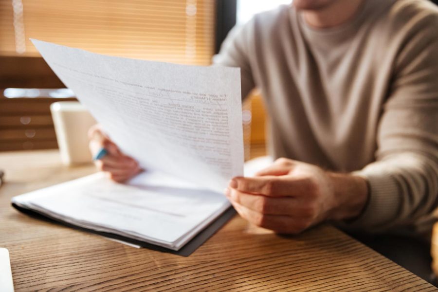 Personne lisant une lettre de motivation DCG