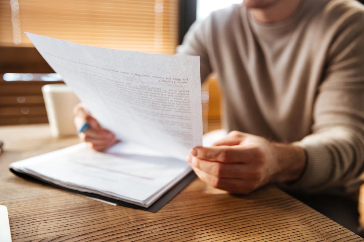 Personne lisant une lettre de motivation DCG