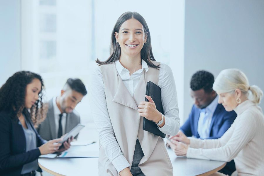 Jeune femme ayant toutes les qualités d'une assistante rh.