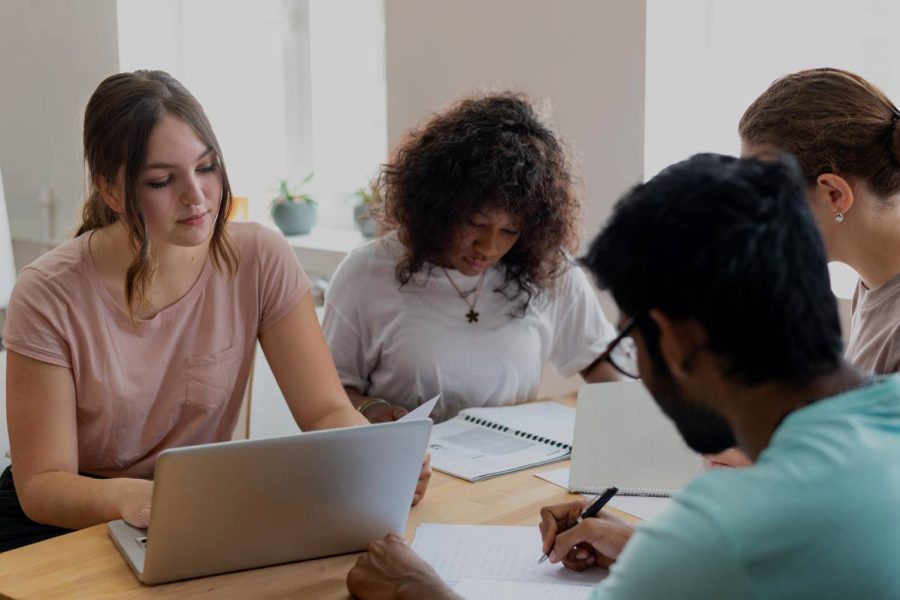 Étudiants en train d'apprendre le nouveau programme de la formation à la suite de la réforme DCG 2026