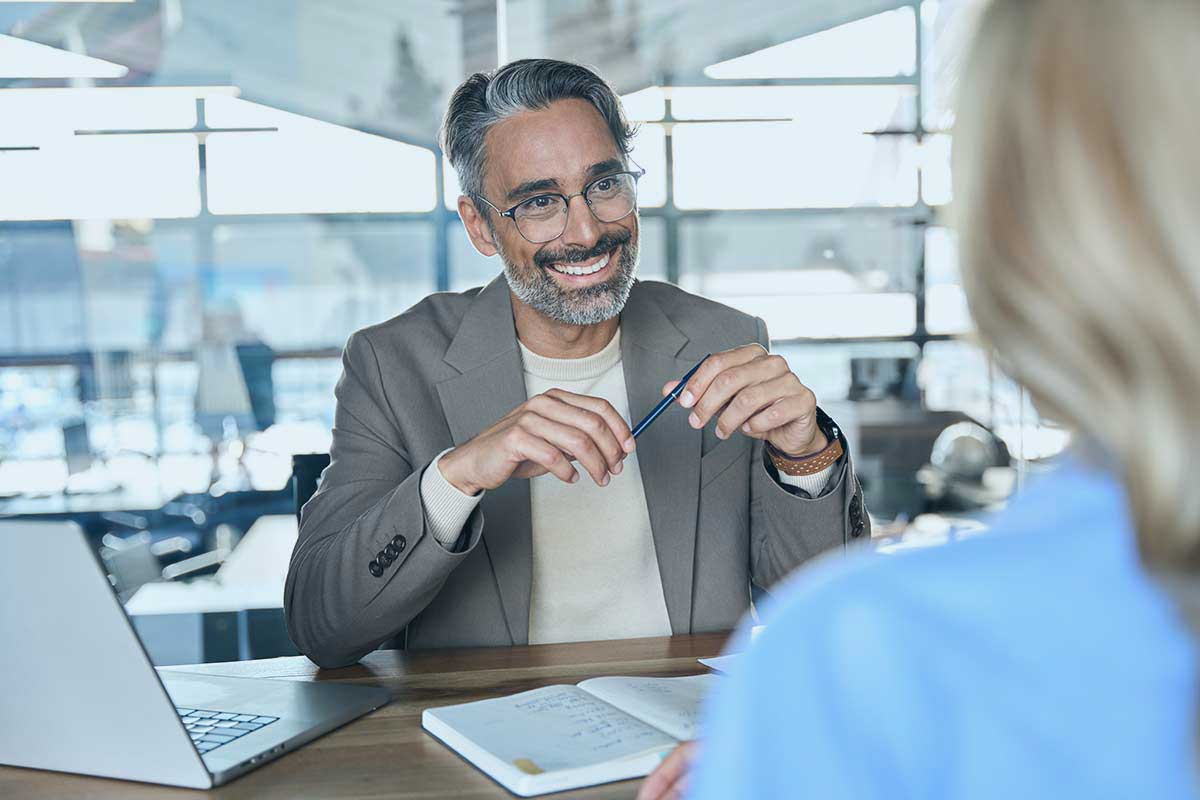 Un credit manager en train d'aborder son salaire