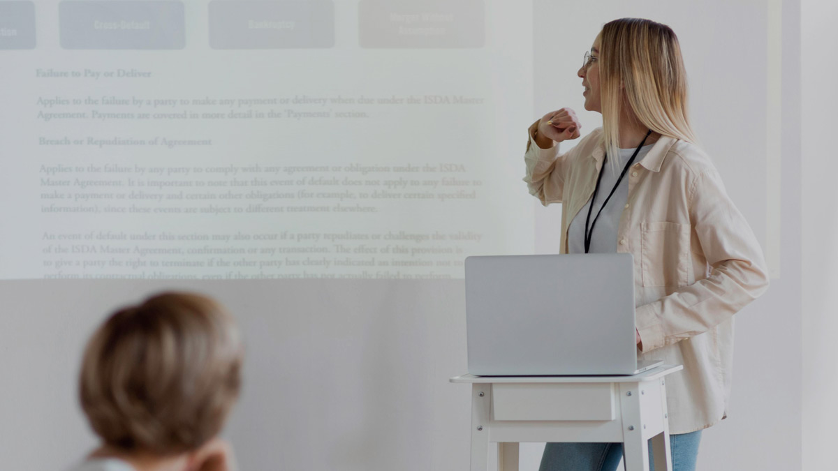 Une étudiante en présentation orale e6 du bts cg