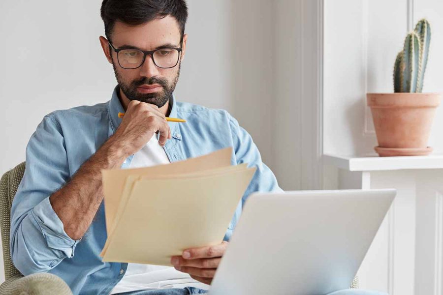 Un homme avec son cv gestionnaire de paie