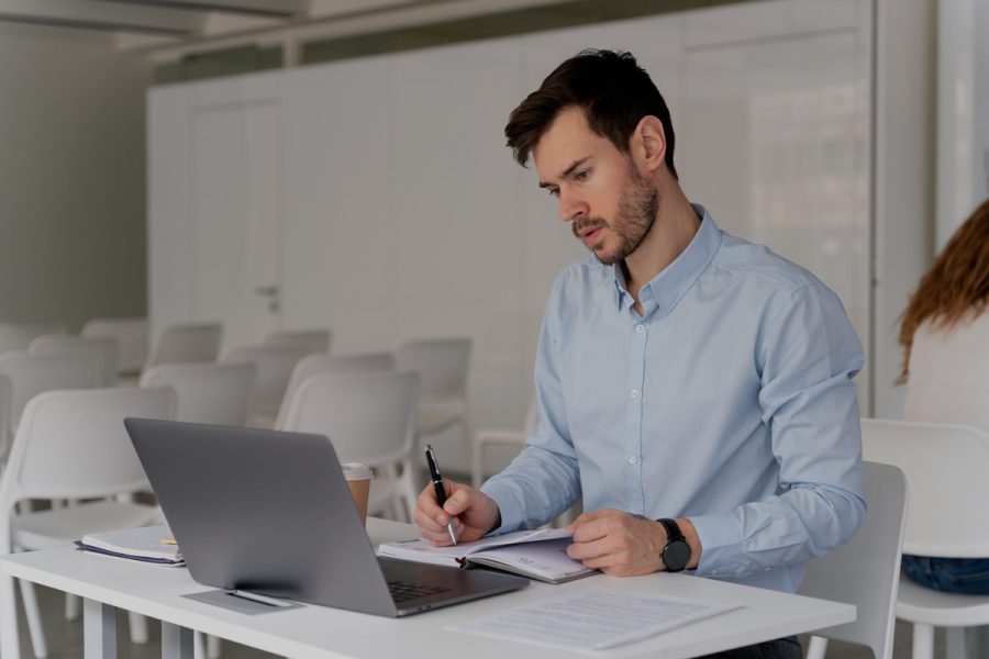 Étudiant de l'ENCG en epreuve e4 bts cg