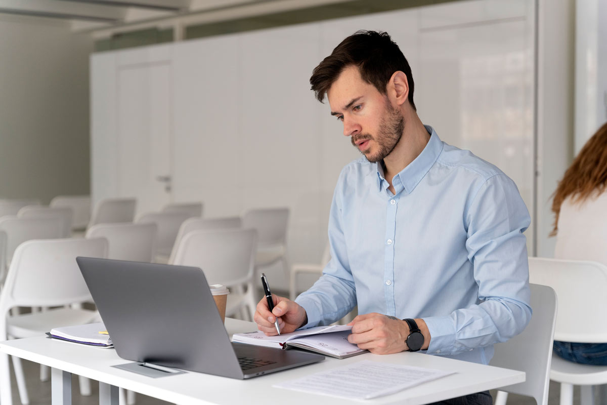 Un homme en epreuve de mise en situation professionnelle