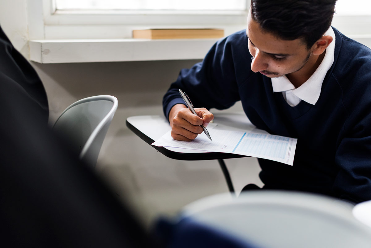 Étudiant du tp gestionnaire de paie en train de passer son examen