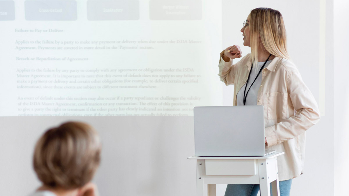 Une étudiante en présentation orale e6