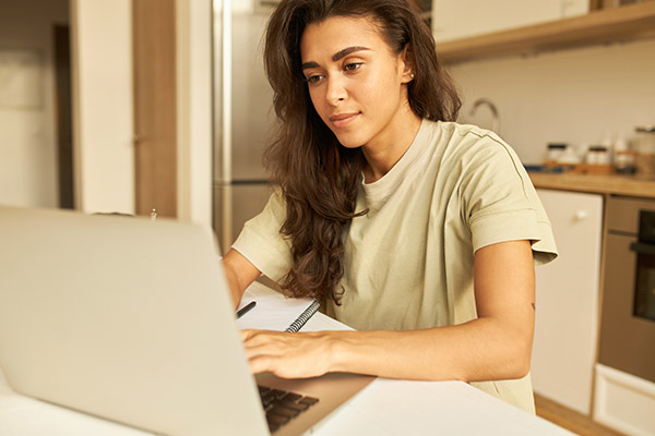Femme sur son ordinateur pour l'examen du tp secrétaire comptable