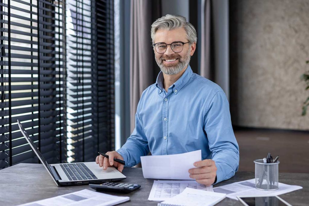 Expert-comptable dans la fonction publique travaillant à son bureau.