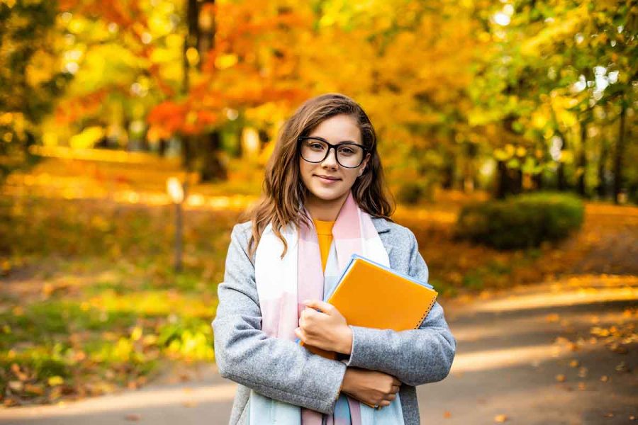 Une jeune femme étudiante à l'extérieur en formation comptabilité à Pau