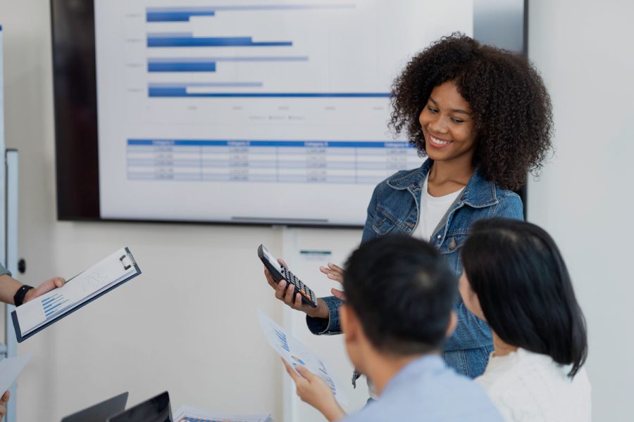 Groupe de personne suivant une formation comptabilité rémunérée