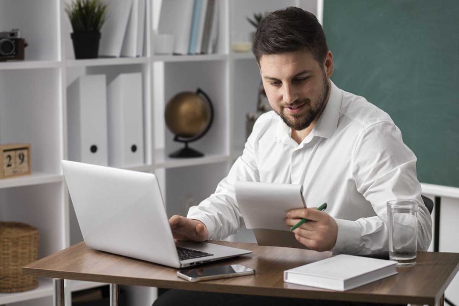 Un homme en formation gestionnaire comptable et fiscal gratuite