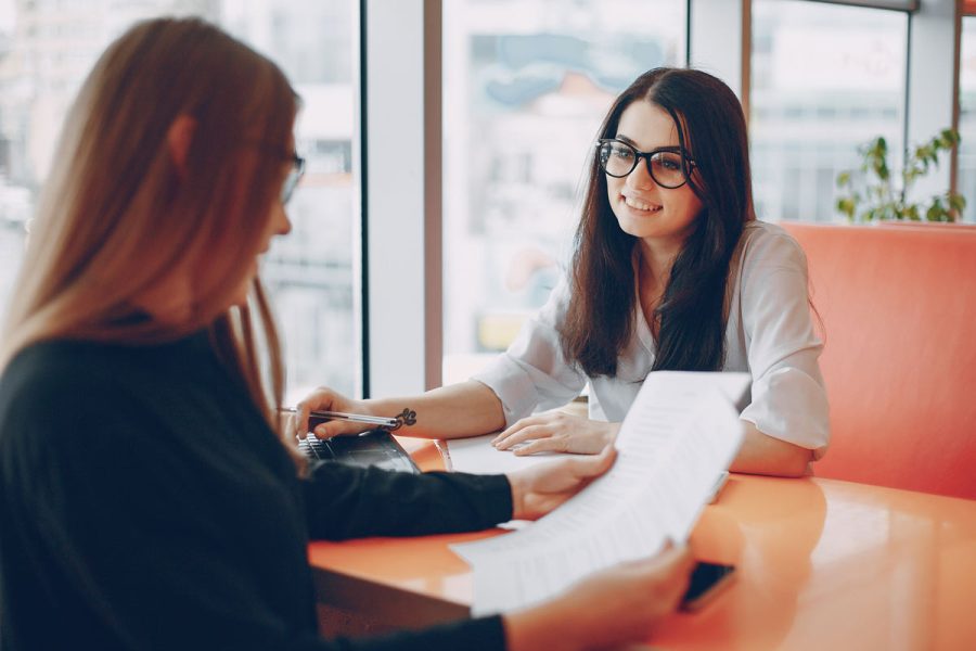 Deux femmes à un bureau pour l'interview de Jennifer Bourgeois Petit sur son TP gestionnaire de paie