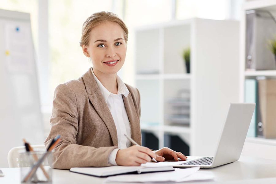 Jeune femme secrétaire comptable à son bureau pour faire ses missions