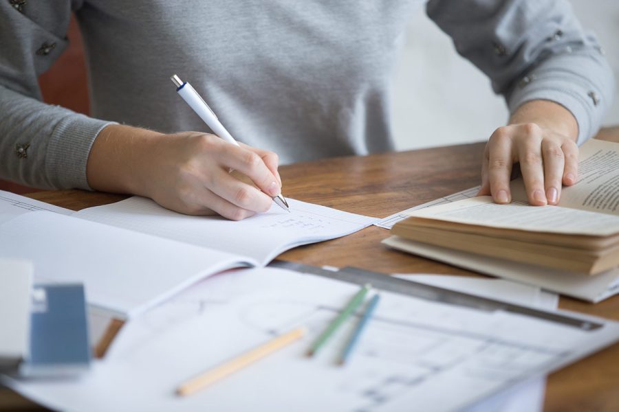 Étudiante du TP Gestionnaire comptable et fiscal en train de réviser