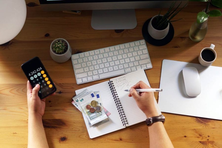 Personne qui regarde le prix formation comptable assistant