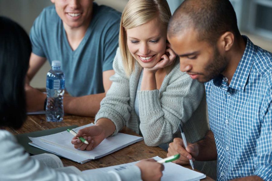 Un groupe d'étudiants qui révise le programme DCG 1ère année