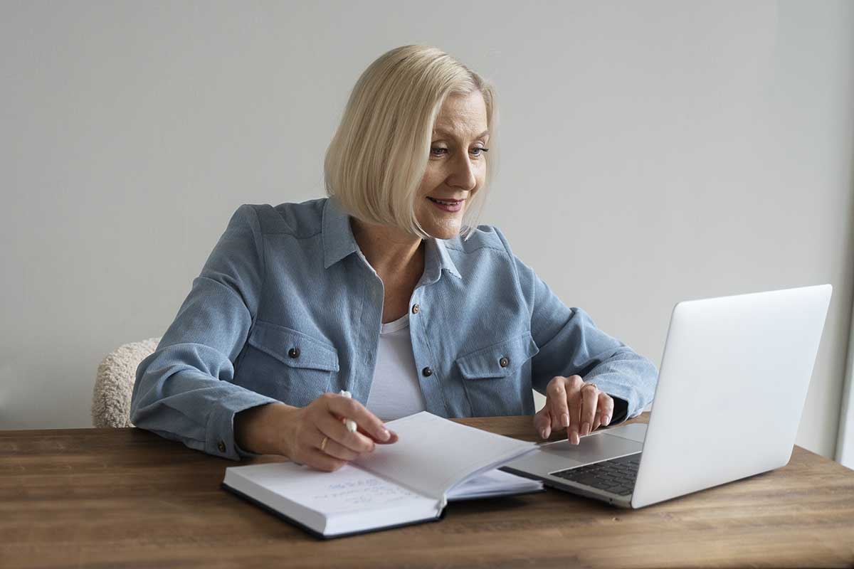 Femme préparant le programme du dcg 3ème année