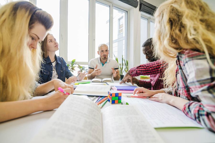 Un groupe d'étudiants en train de réviser le programme dcg
