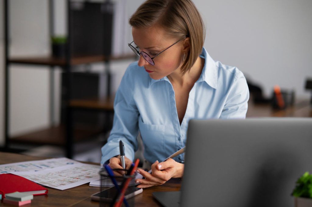 Experte-comptable en poste recrutée grâce à ses qualités d'organsiation