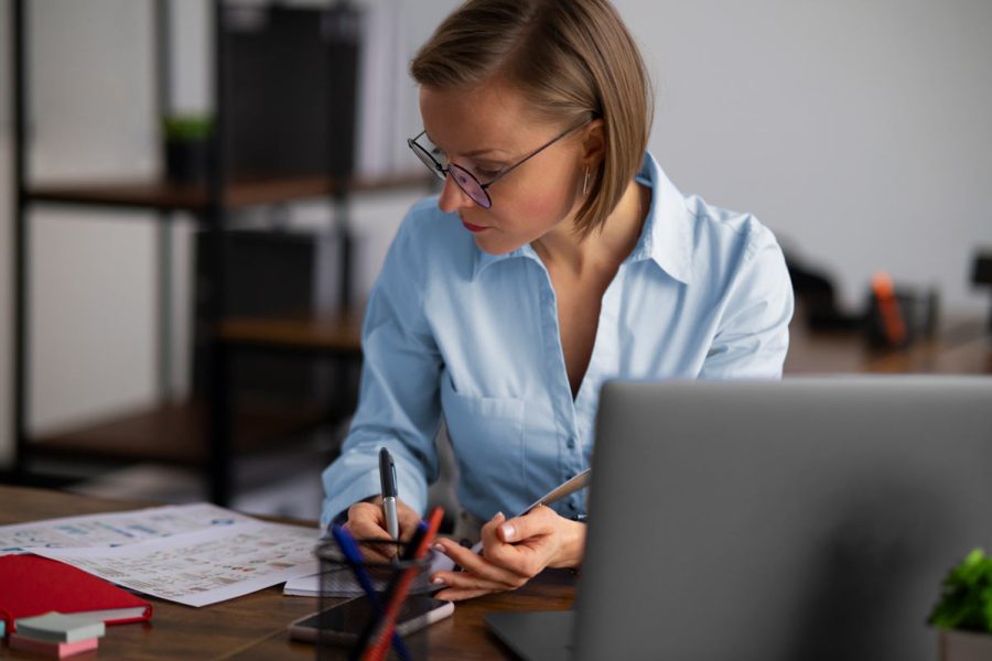 Experte-comptable en poste recrutée grâce à ses qualités d'organsiation
