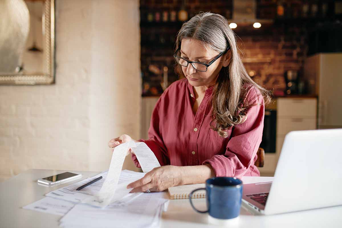 Une femme en reconversion qui se demande que faire après un tp gestionnaire de paie