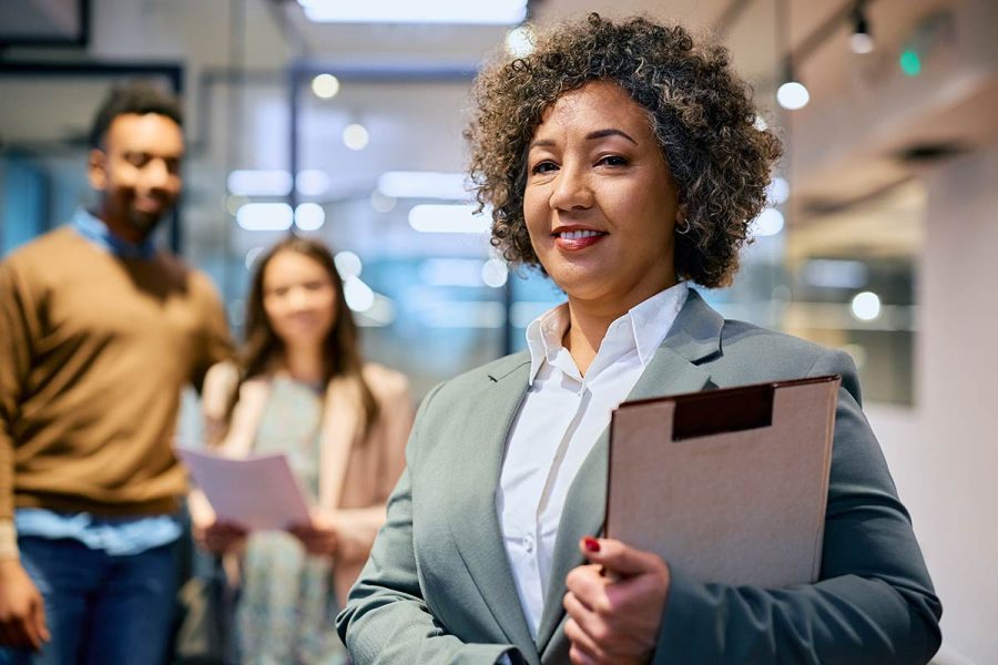 Femme en reconversion en tant qu'assistante RH.