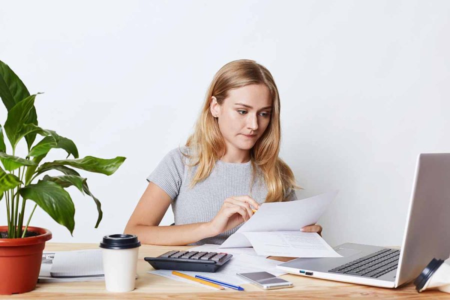 Une jeune femme qui vérifie son salaire bts cg alternance
